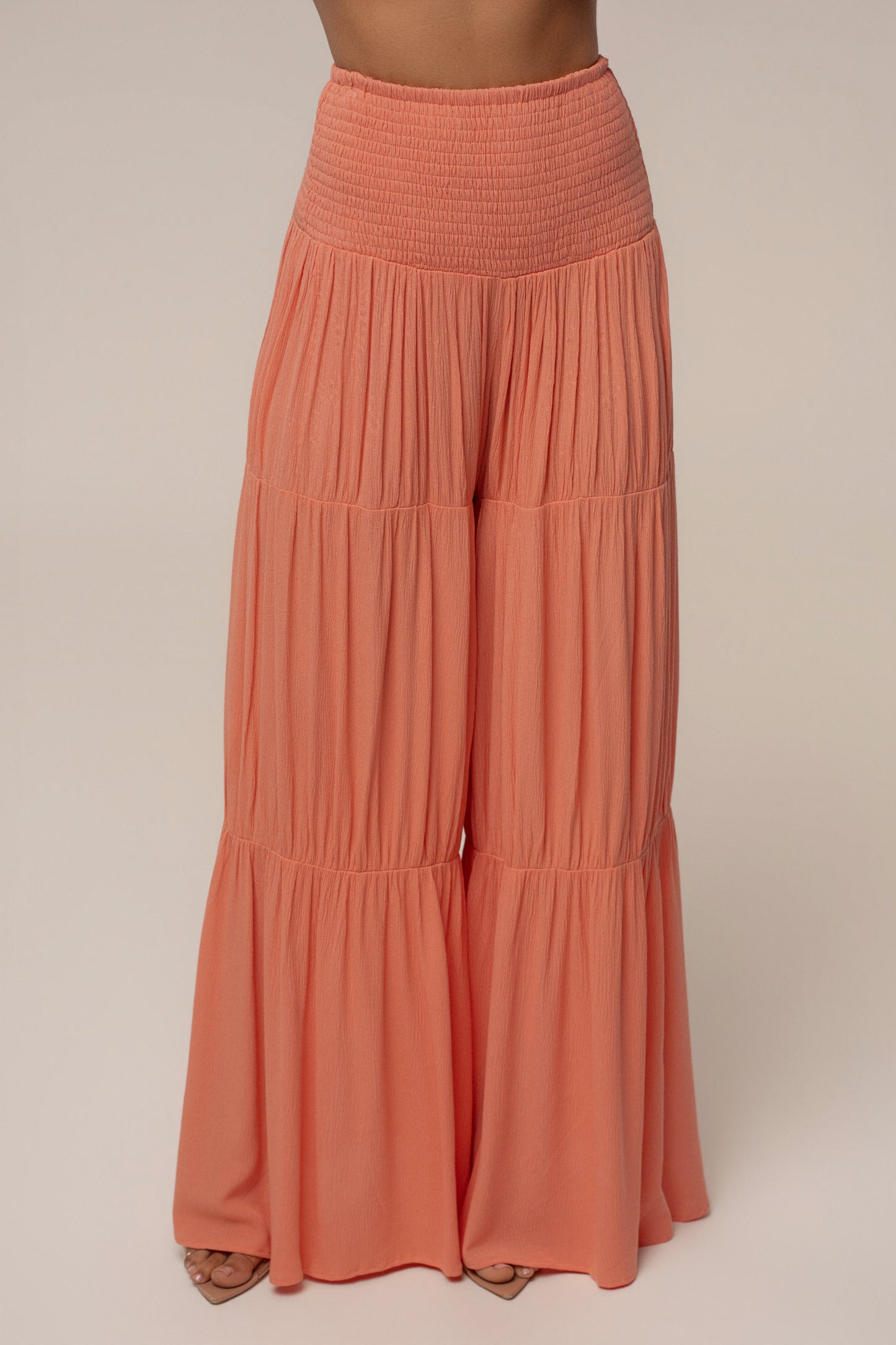 « Trésor Caché » — Ensemble Pantalon Smocké Épaules Dénudées, Pêche
