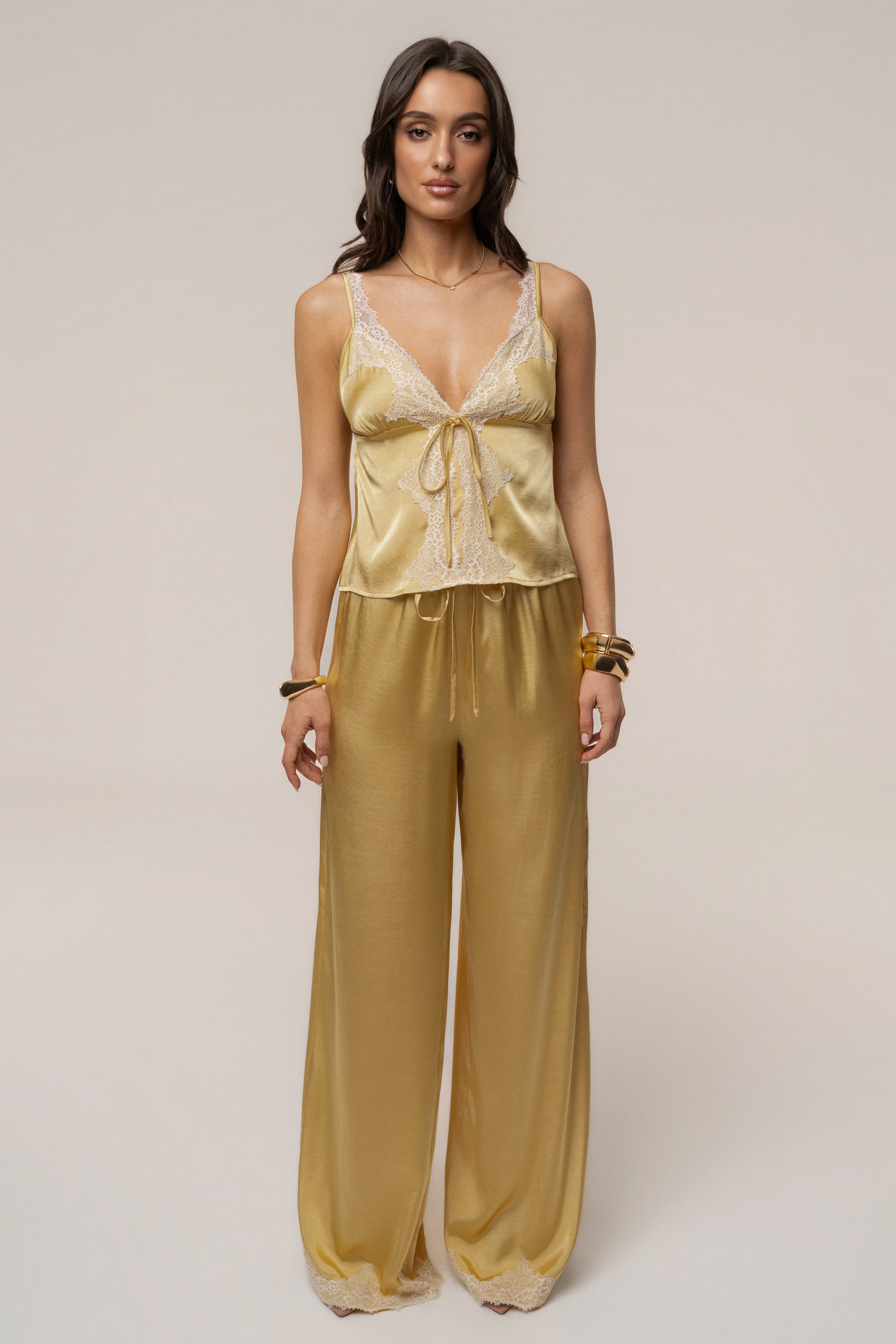 « Brise de Laguna » — Ensemble Pantalon Large Satiné, Jaune