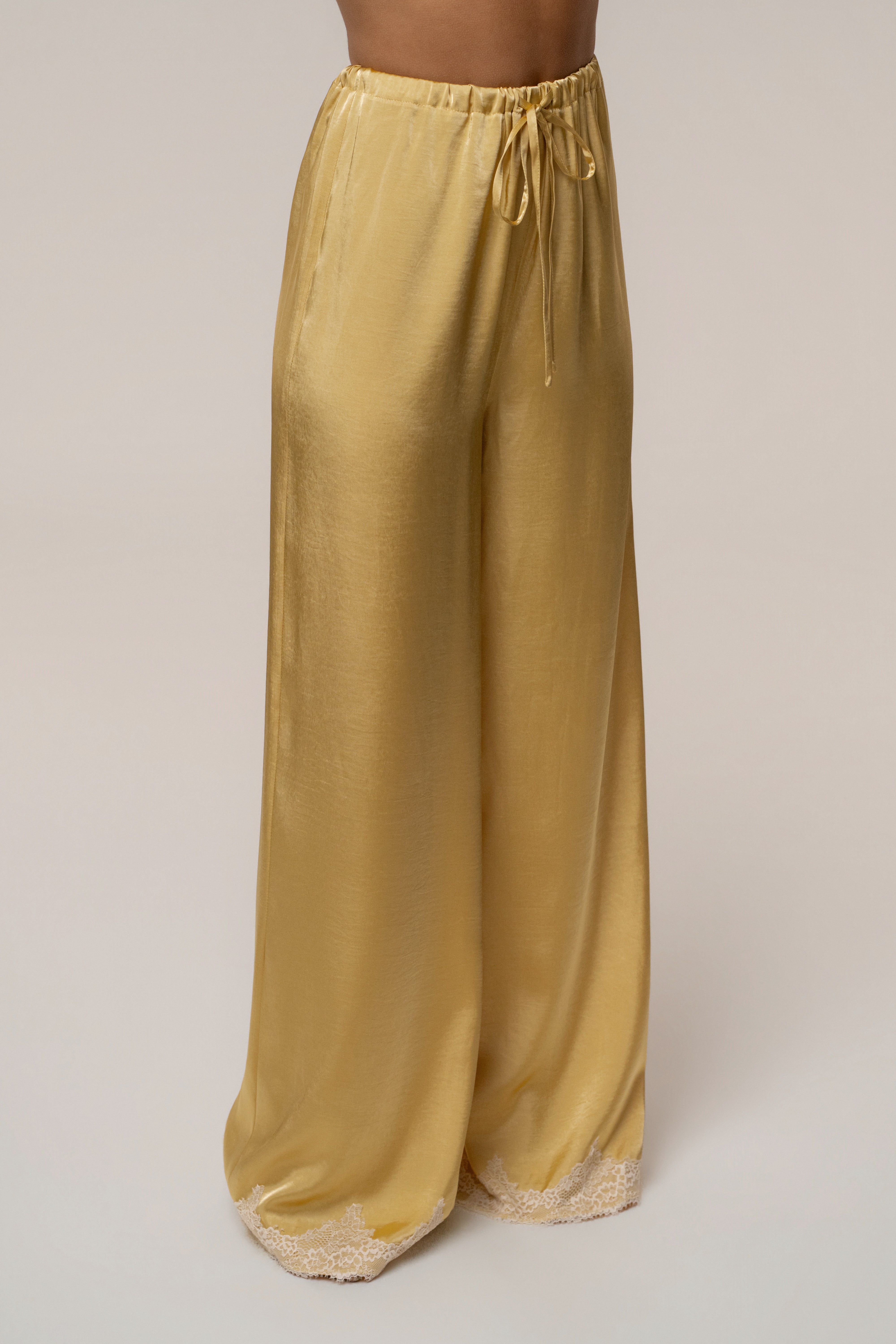 « Brise de Laguna » — Ensemble Pantalon Large Satiné, Jaune