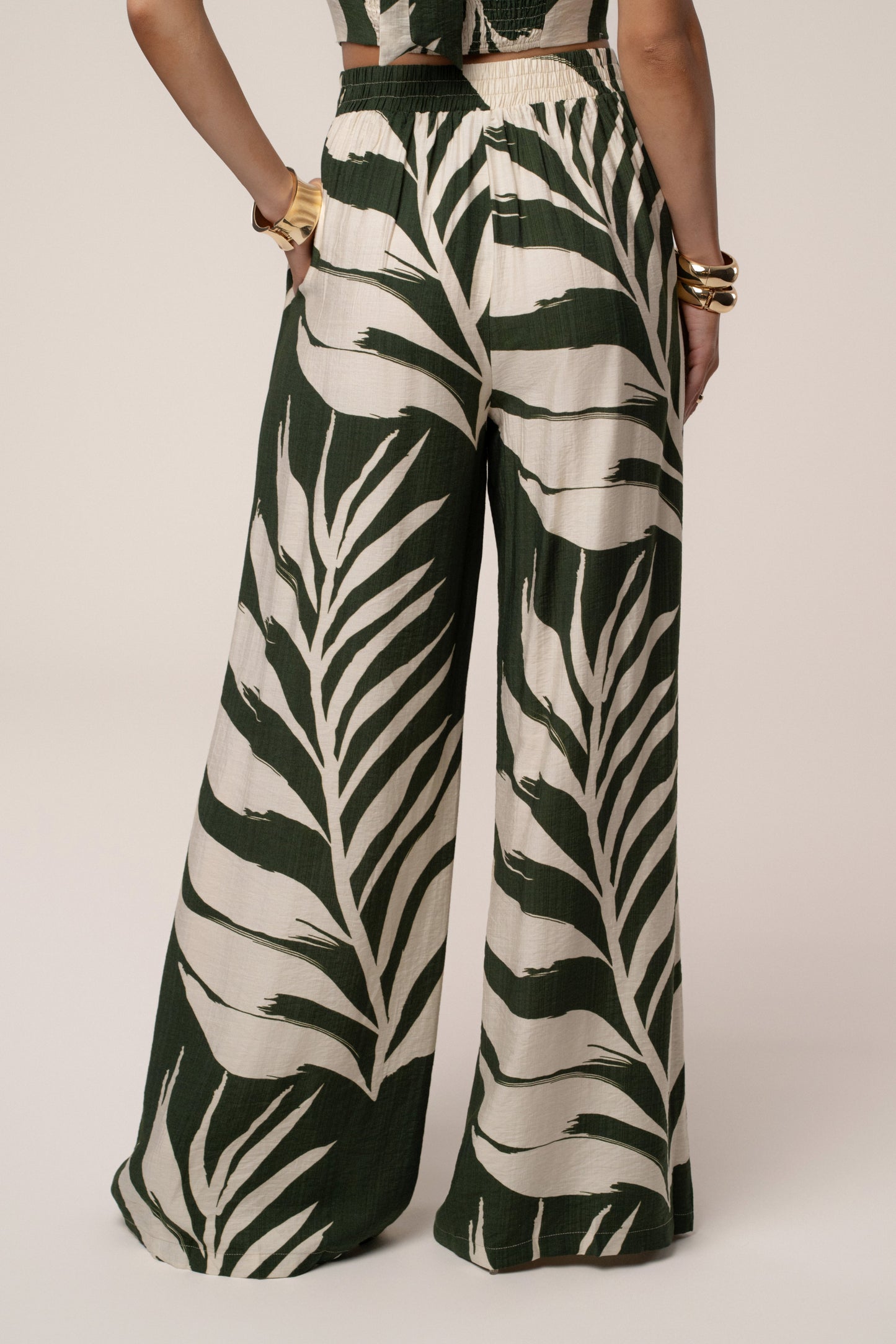 « Songe Tropical » — Ensemble Pantalon Large Imprimé Palmier, Vert Olive