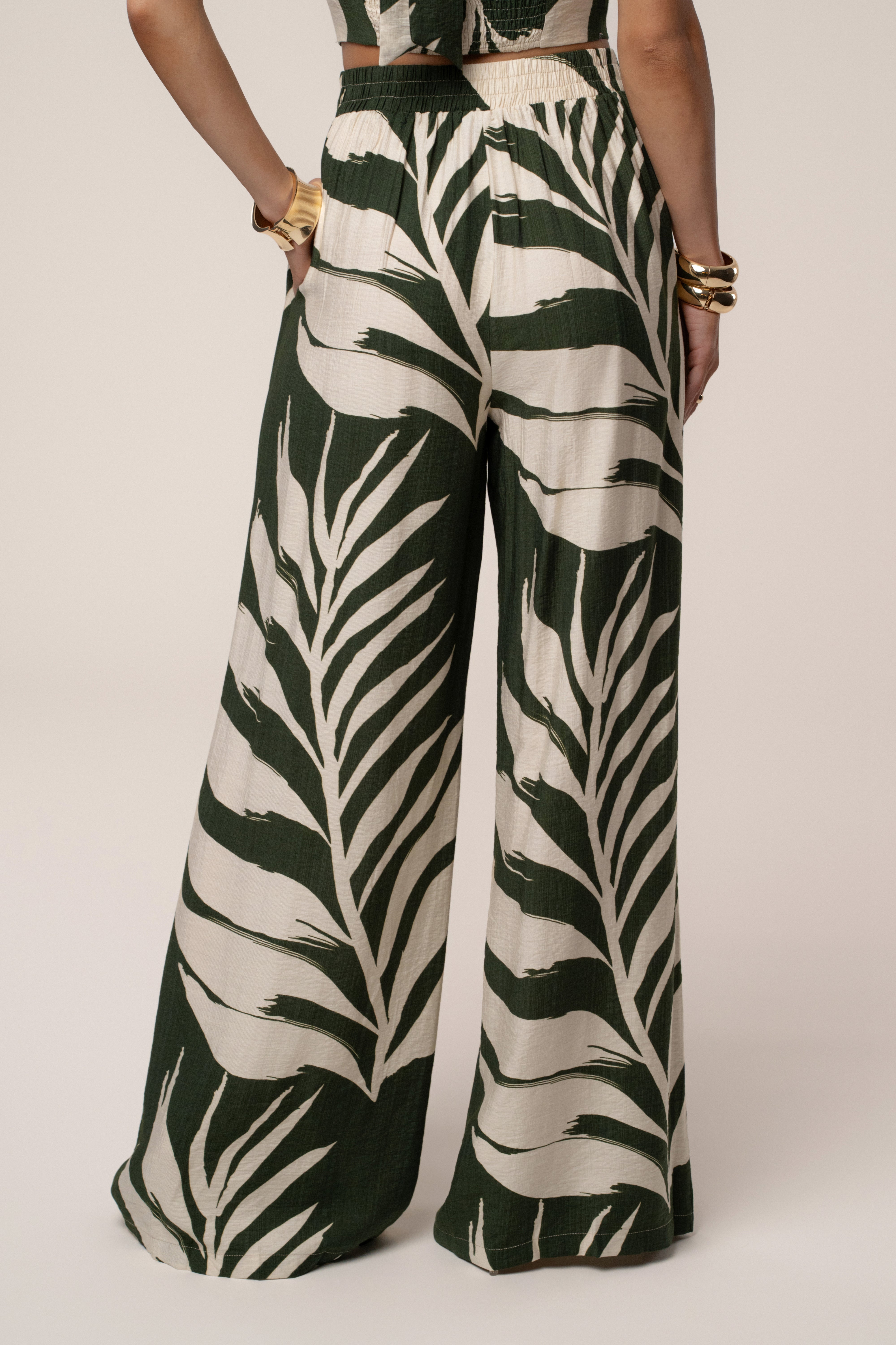 « Songe Tropical » — Ensemble Pantalon Large Imprimé Palmier, Vert Olive