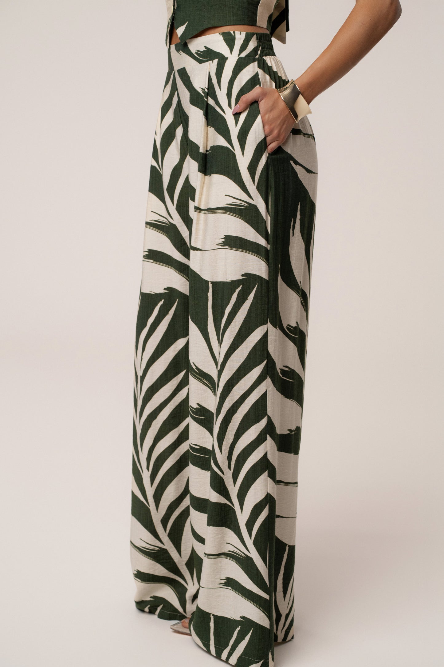 « Songe Tropical » — Ensemble Pantalon Large Imprimé Palmier, Vert Olive