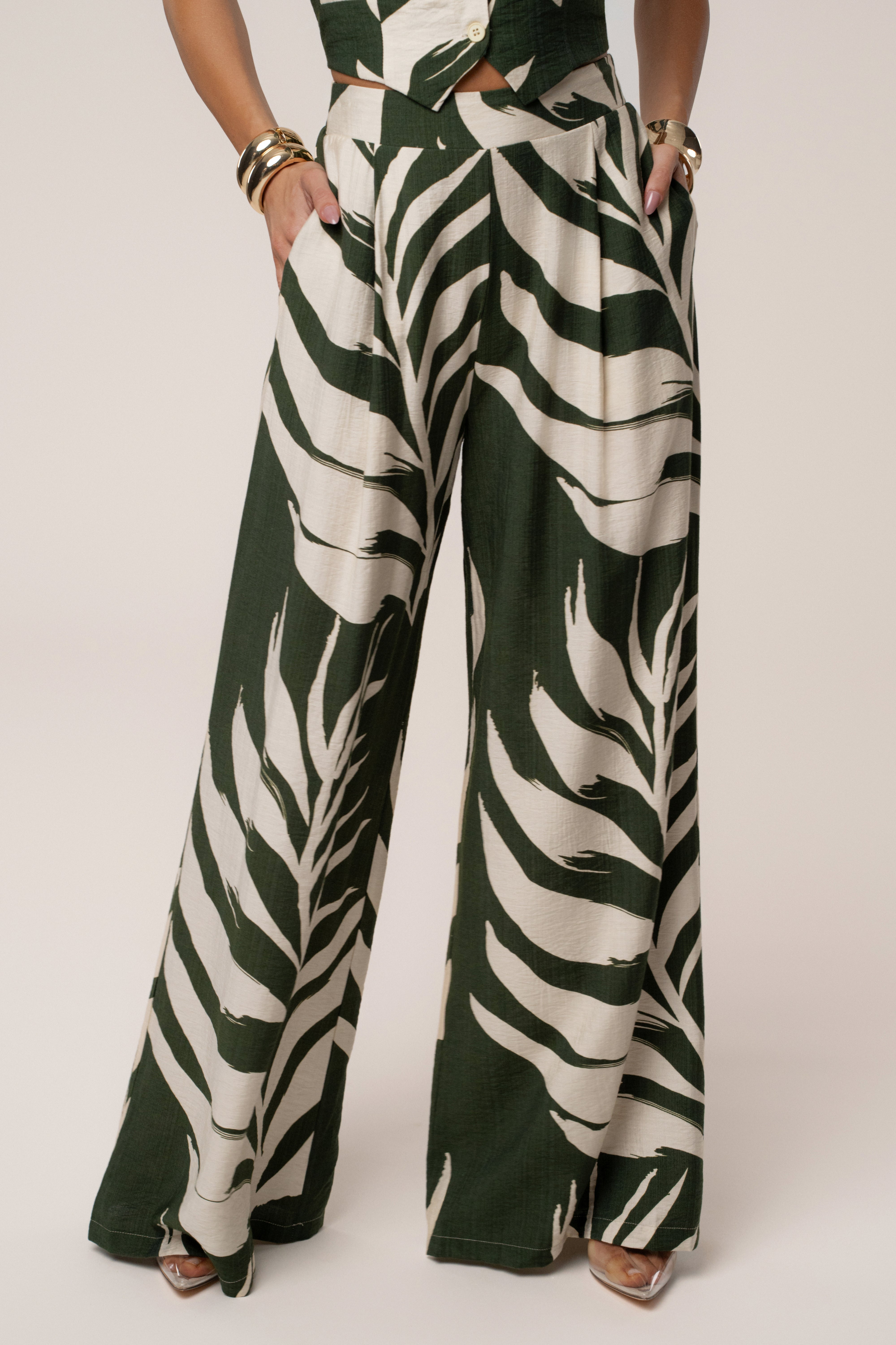 « Songe Tropical » — Ensemble Pantalon Large Imprimé Palmier, Vert Olive